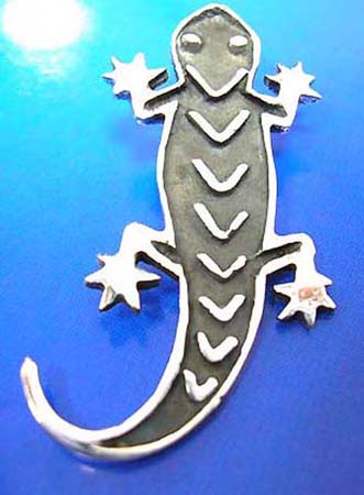  v' shape on body gecko outline sterling silver pendant